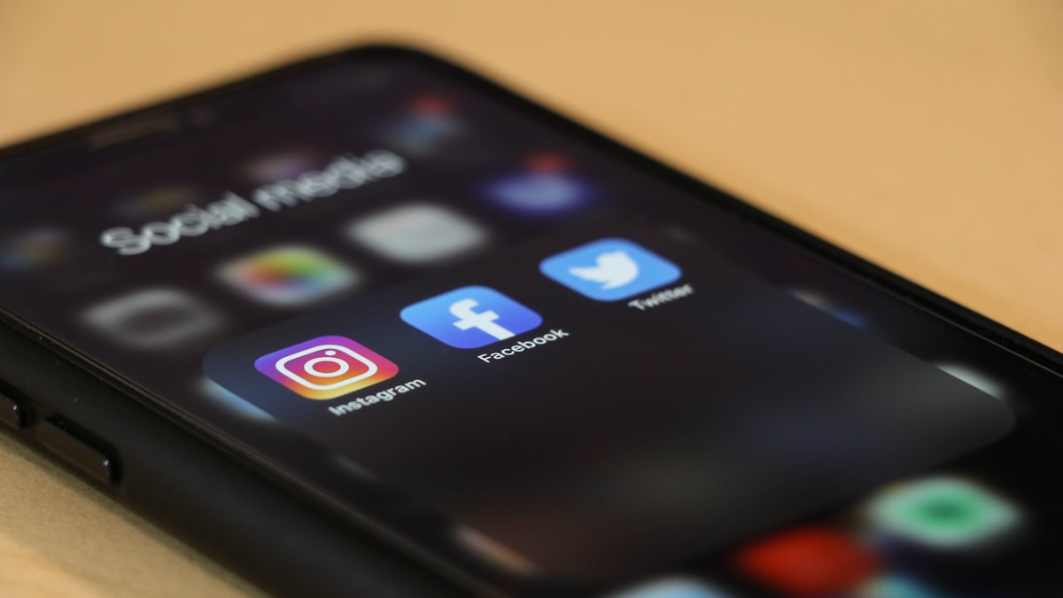 Pessoa rola a timeline de rede social no celular