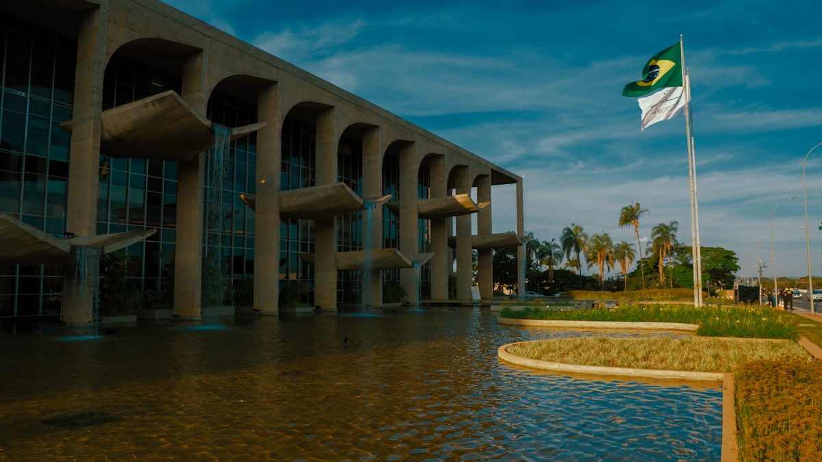 Fachada do Supremo Tribunal Federal com bandeira do Brasil ao fundo