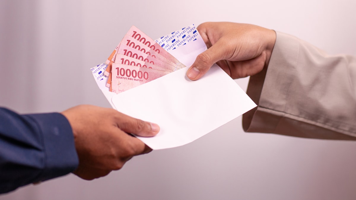 Cliente recebendo notificação bancária de encerramento de conta