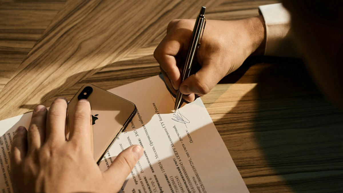 Juiz analisando contrato para reconhecer vício contratual em demanda cível