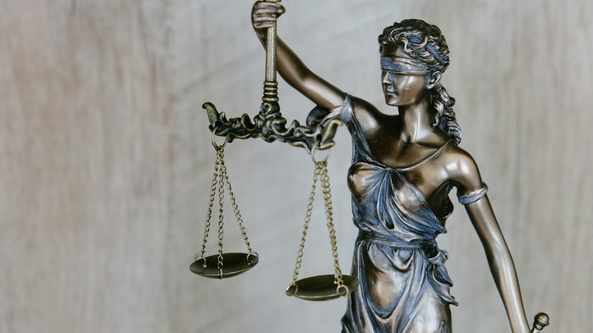 Balança da justiça sobre regras previdenciárias e disciplina de magistrados