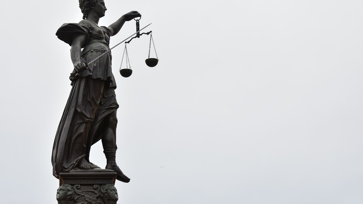 Balança da justiça com ênfase em vieses e equilíbrio probatório