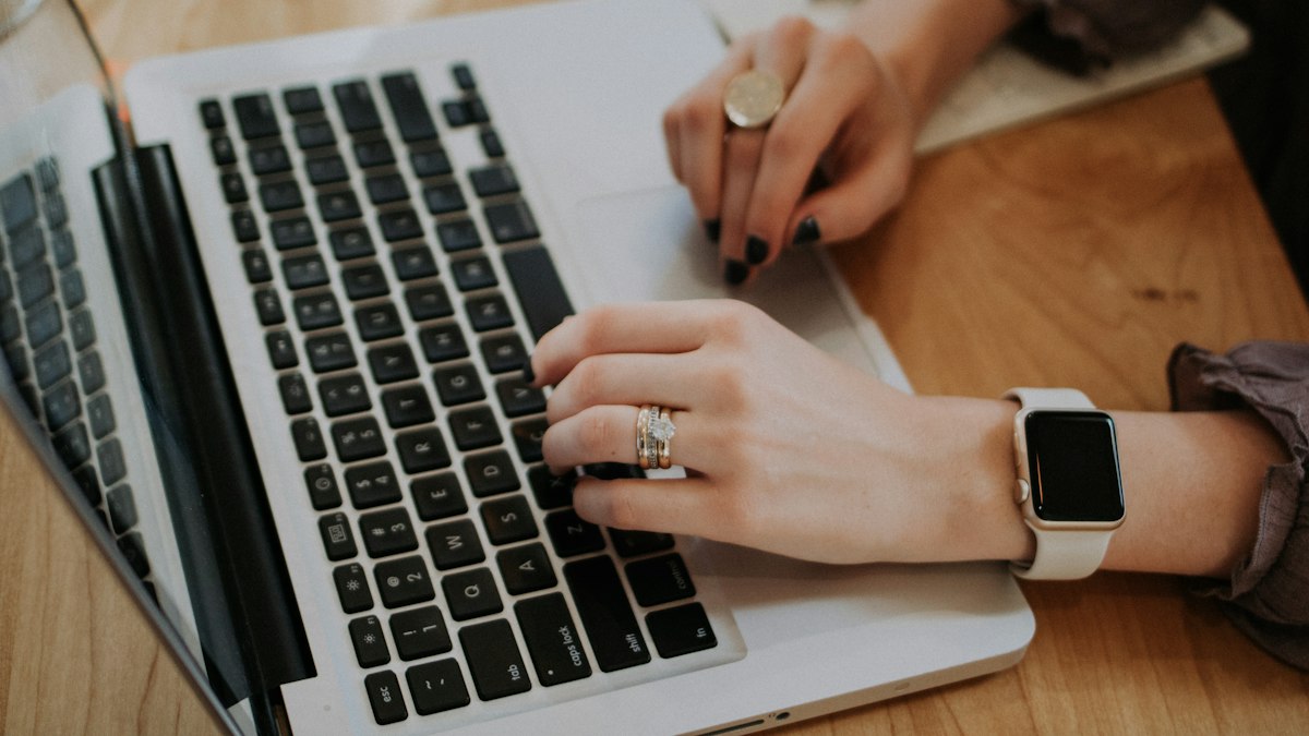 Advogado pesquisa precedentes em laptop para ação de consumo