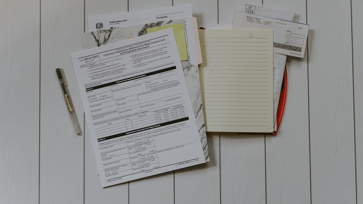 Documentos de adoção e guarda sobre mesa com carimbos