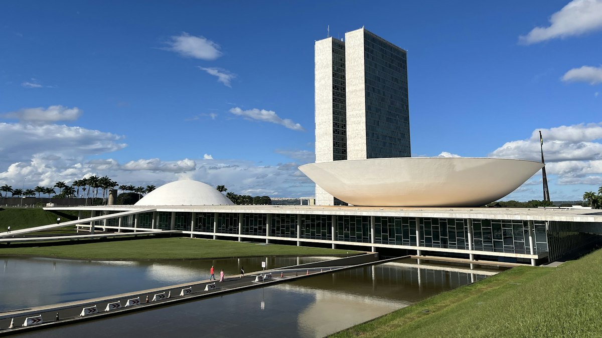Advogados e juíza em audiência com partes discutindo prova