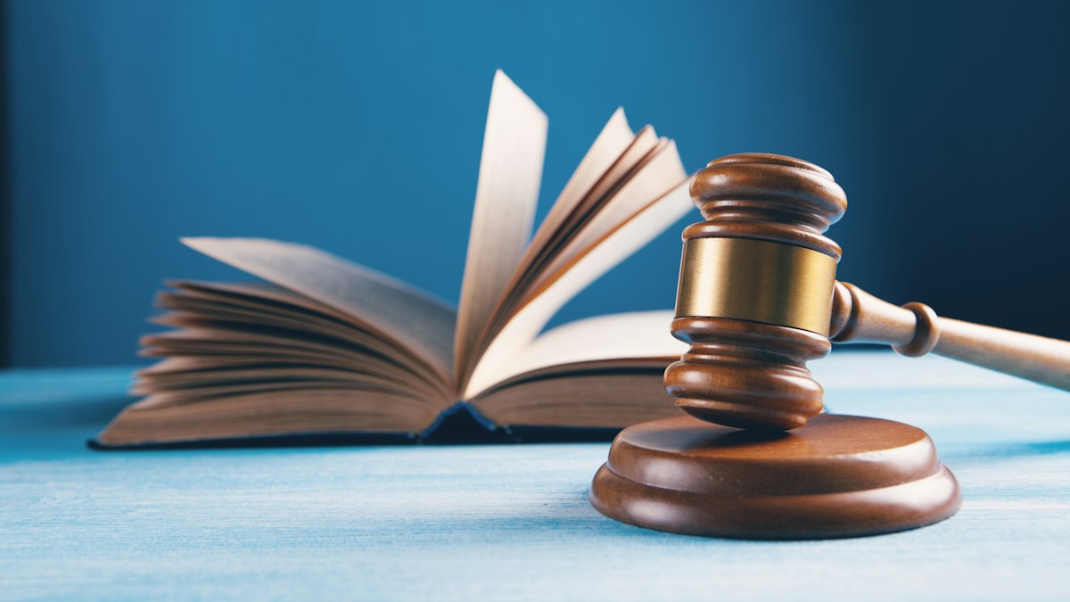 Julgadores analisando documentos em sessão de tribunal