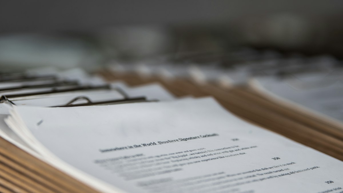 Equipe jurídica revisando certidões e documentos de candidatura