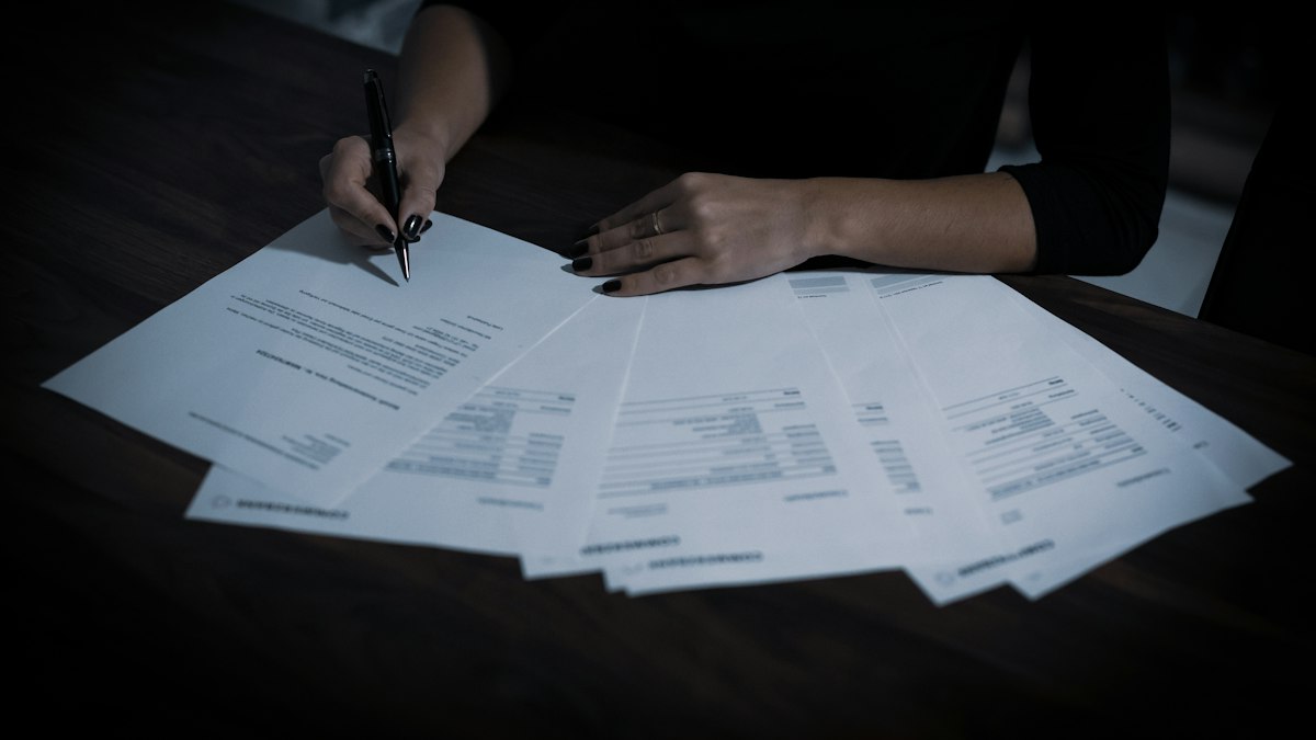 Documentos familiares organizados sobre mesa com pastas e etiquetas