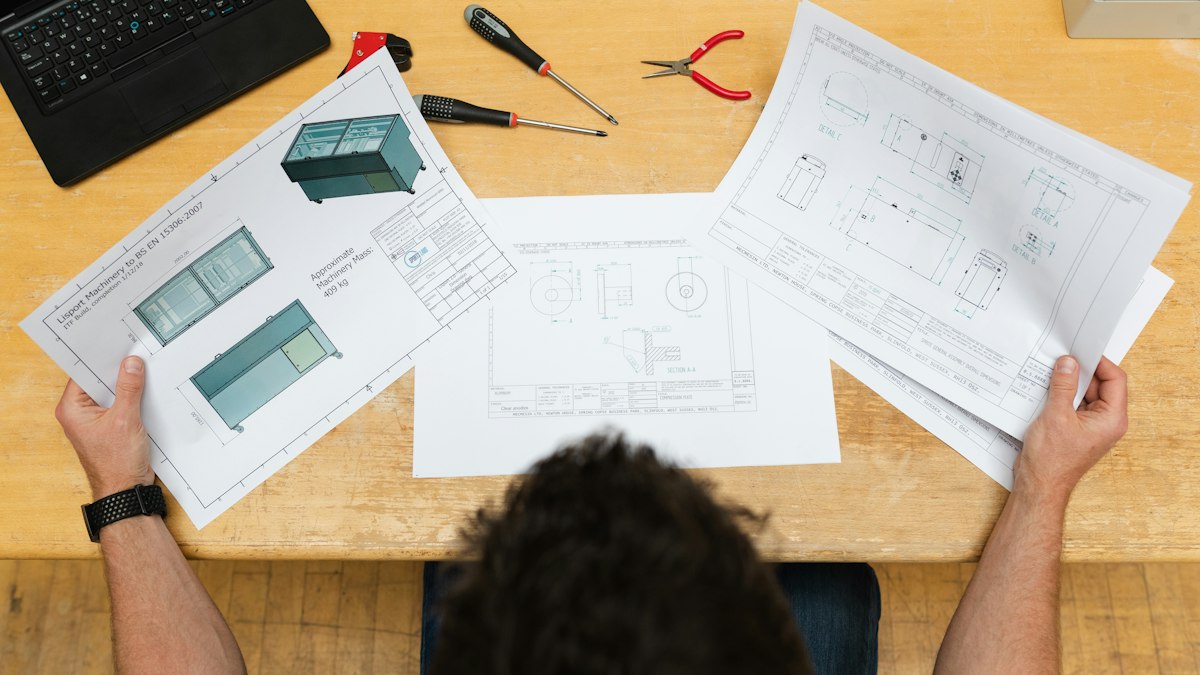 Engenheiro vistoriando rachaduras em parede de imóvel residencial