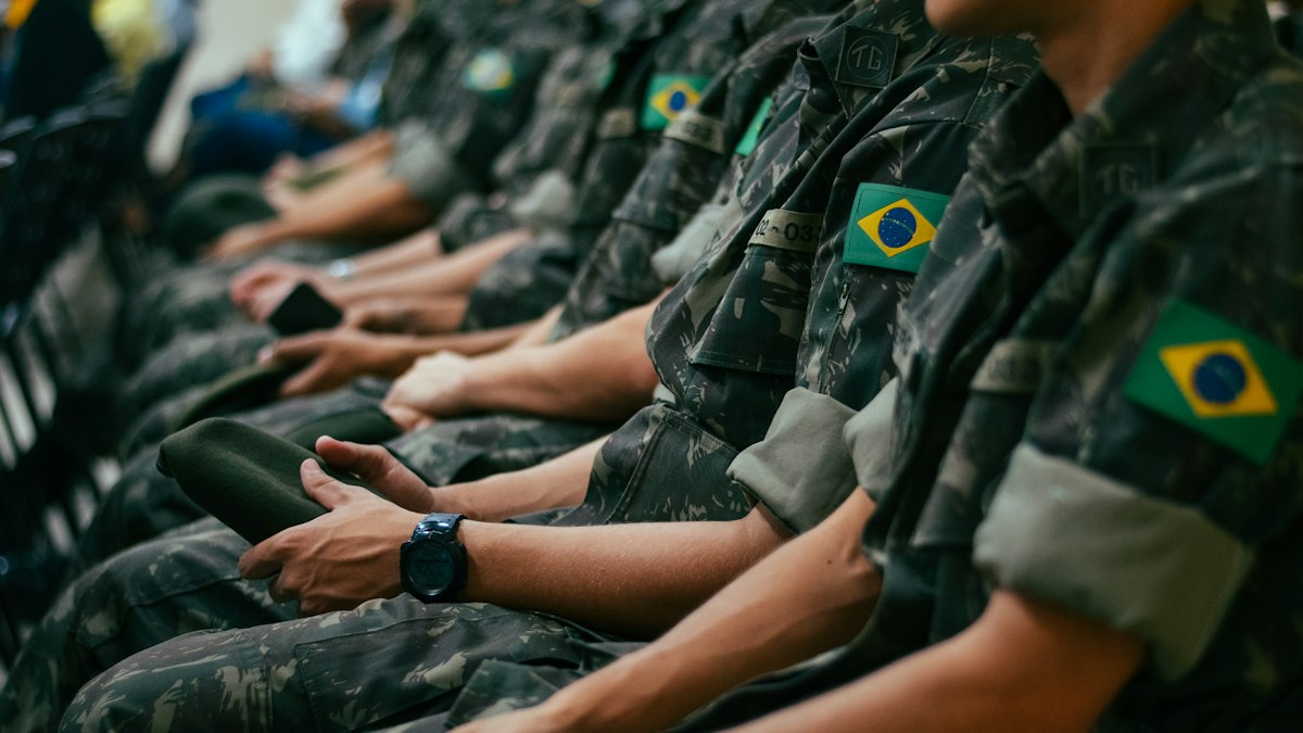 Documentos previdenciários e cálculos sendo conferidos por advogado e cliente