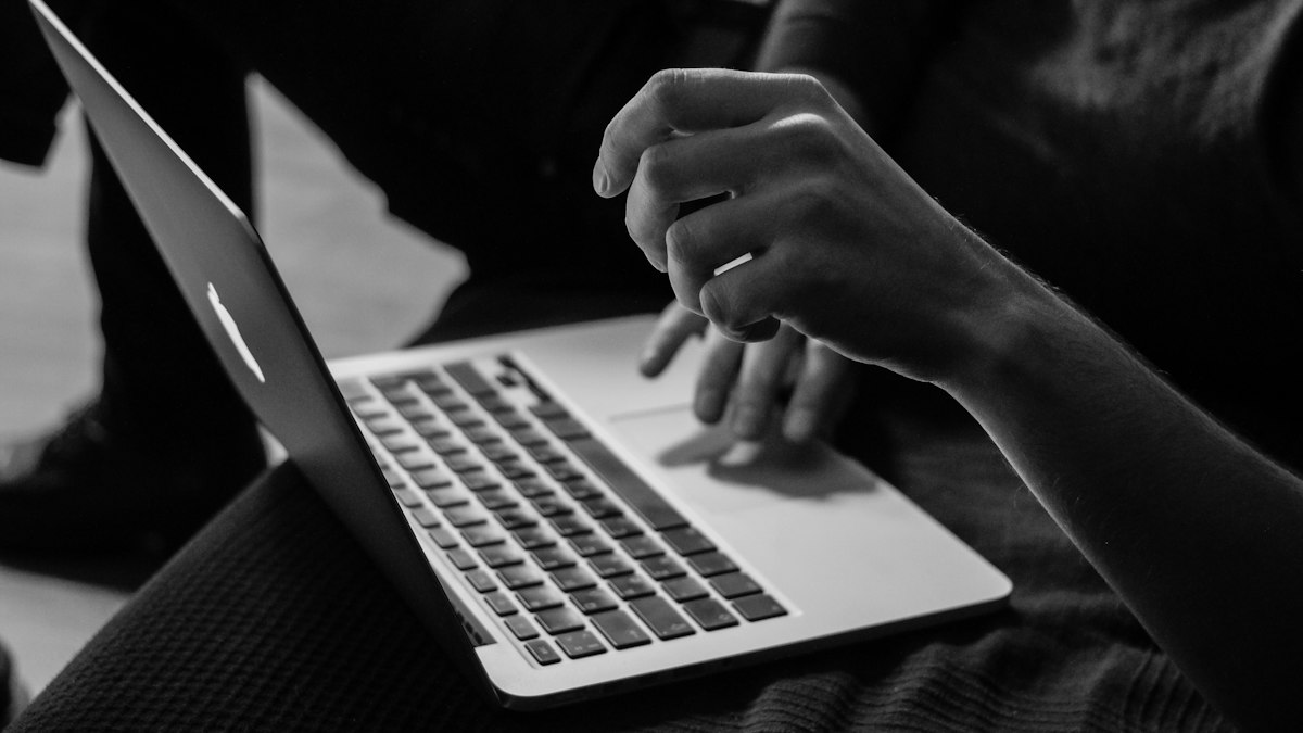 Pessoa lendo comentários em rede social em notebook sobre crítica pública