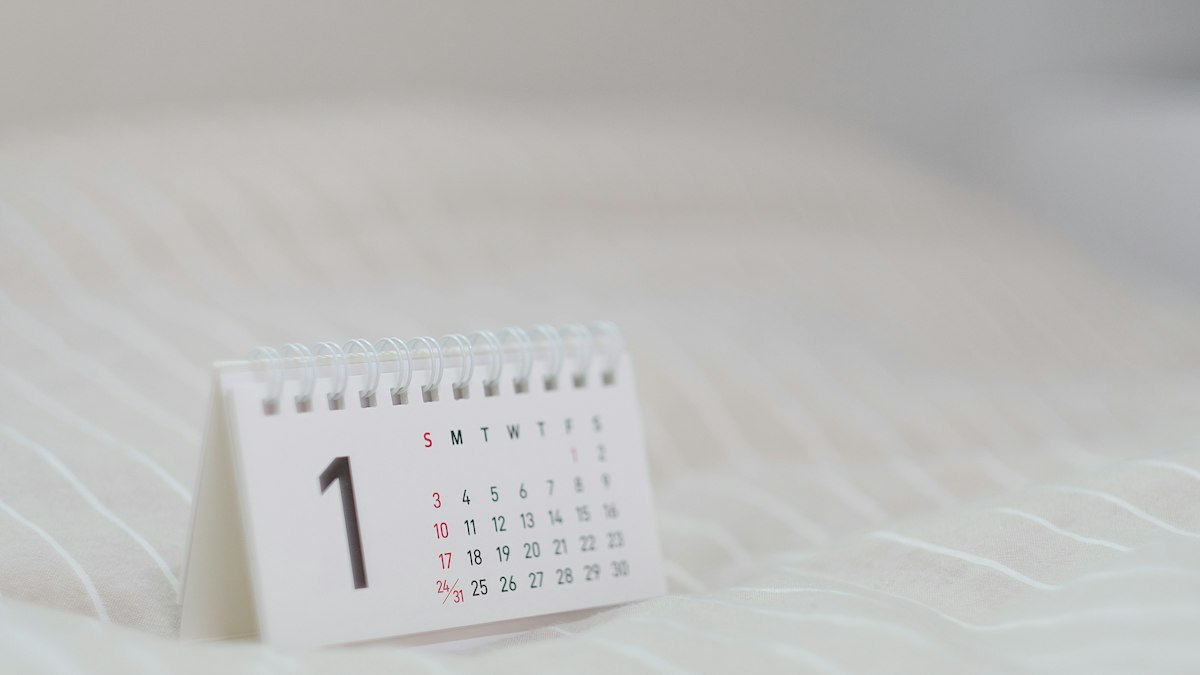 Calendário com prazos trabalhistas destacados em linha do tempo
