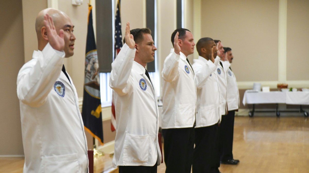 Oficial militar em posição de continência durante formatura oficial