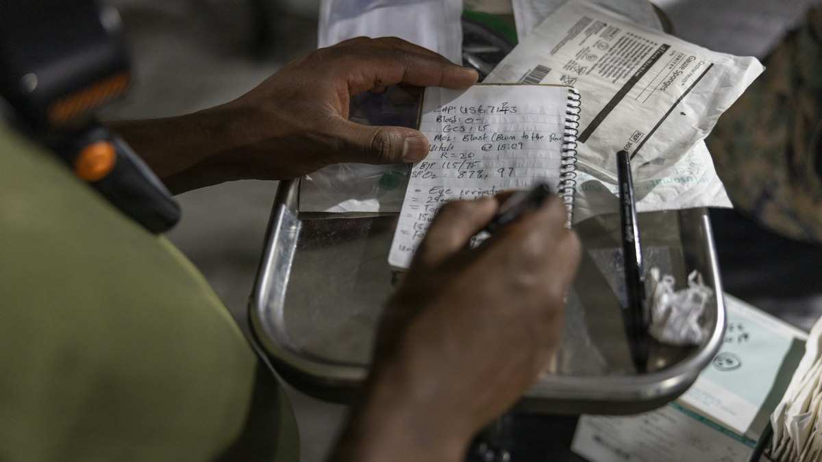 Família organiza documentos médicos e orçamentos para solicitar remédio pelo SUS