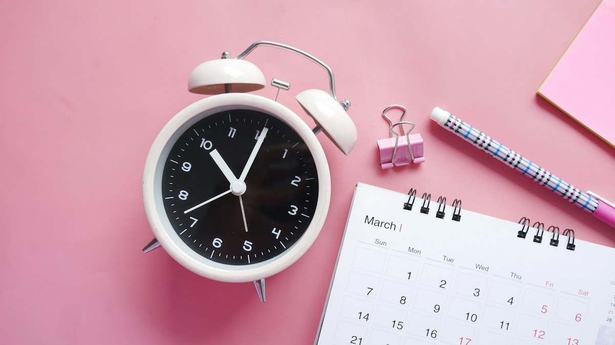Calendário com prazos destacados em vermelho e caneta marcadora
