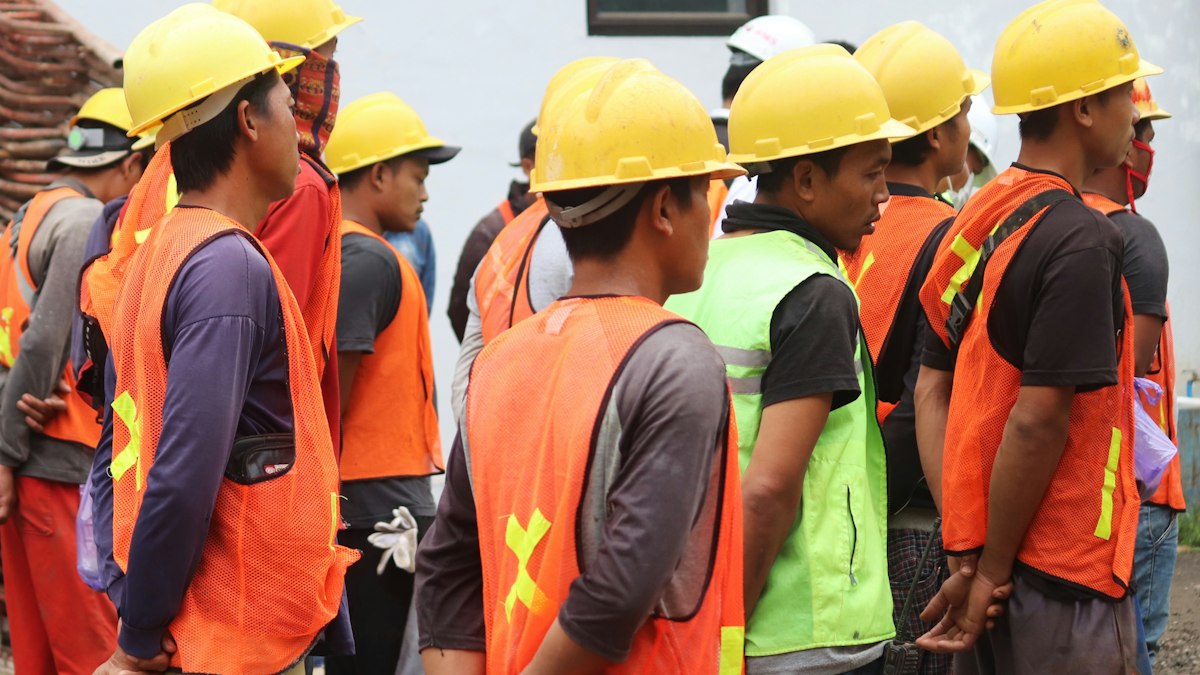 Treinamento de segurança com equipe e instrutor demonstrando uso correto de EPI