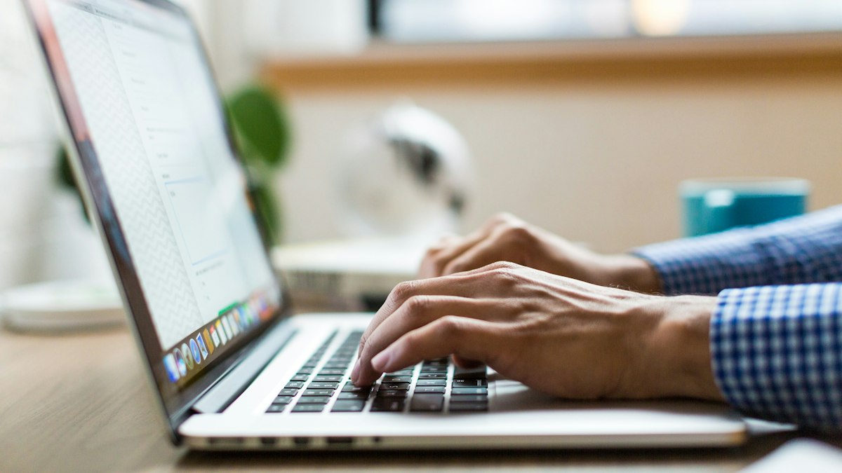 Advogado redigindo e-mail formal para proposta de acordo