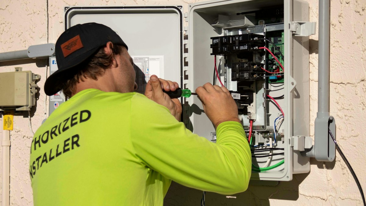 Técnico de manutenção inspecionando painéis elétricos com equipamentos de proteção