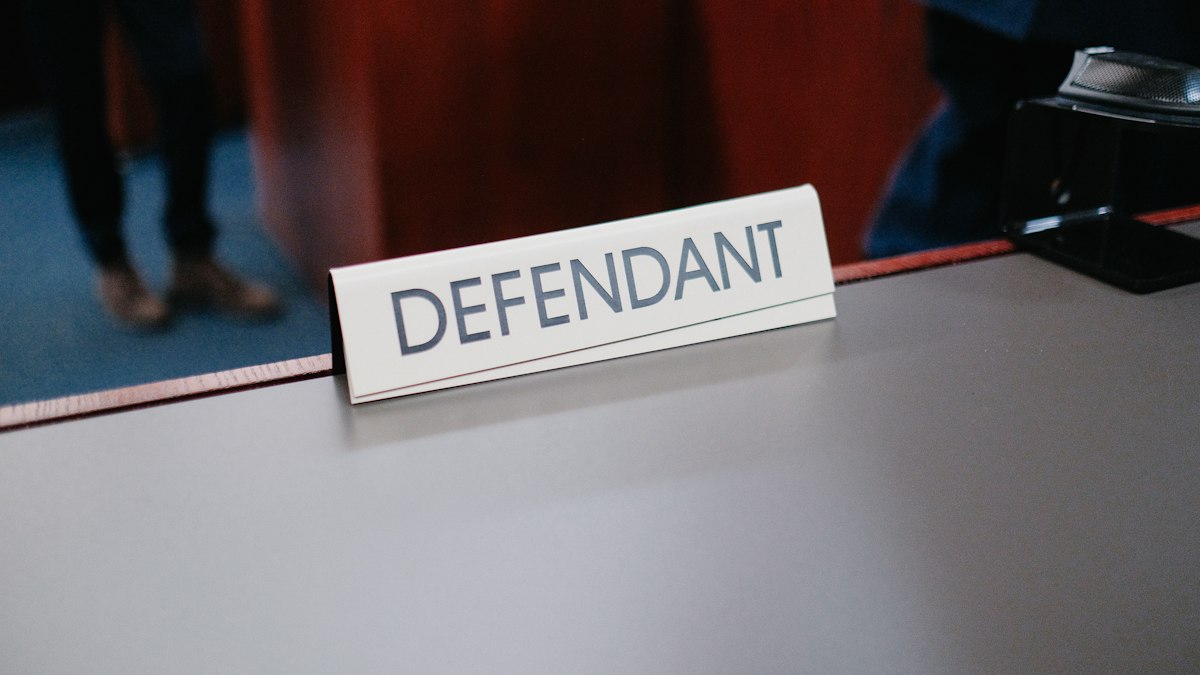 Disposição da sala do Tribunal do Júri com jurados e juiz presentes