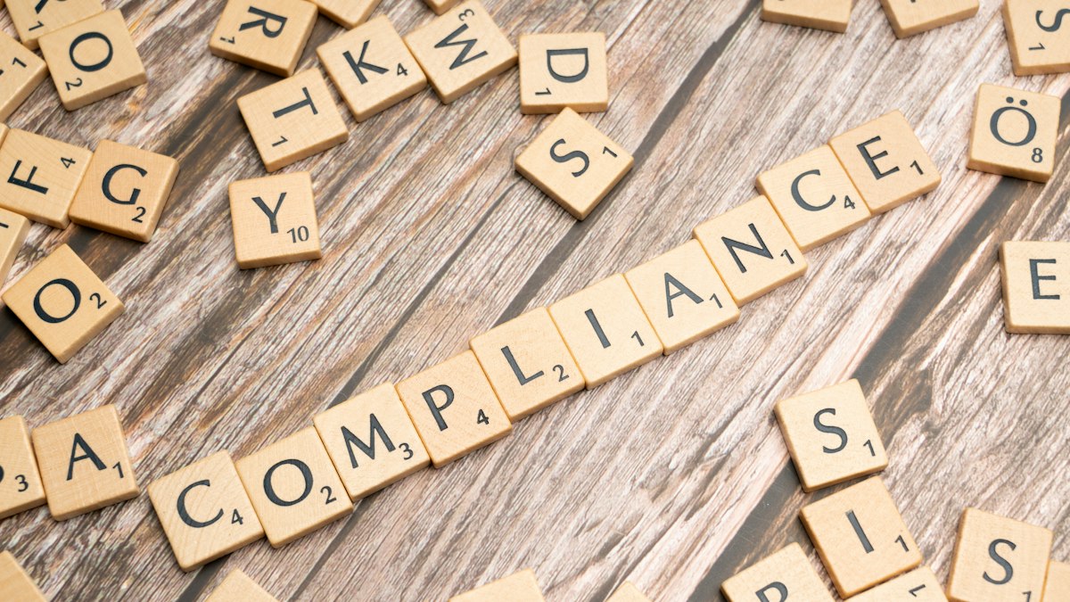Lista de verificação de compliance fiscal sobre a mesa de trabalho