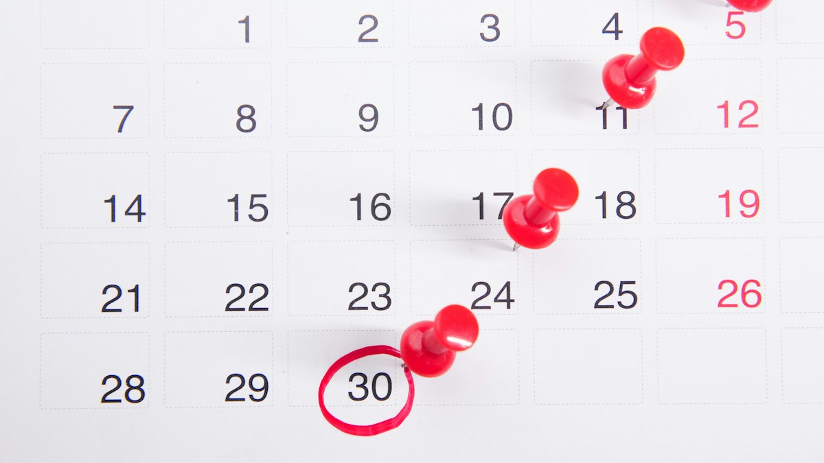Calendário jurídico com prazos destacados e marcações em vermelho