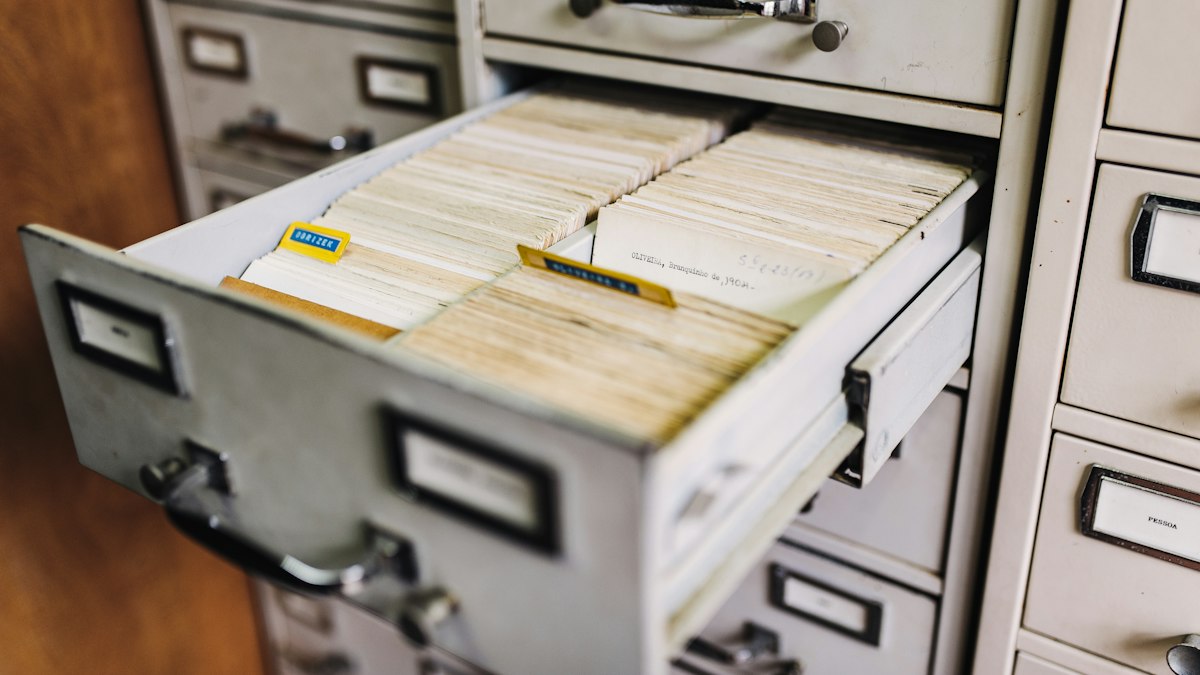 Pasta com documentos, laudos e edital, reunidos para ação judicial
