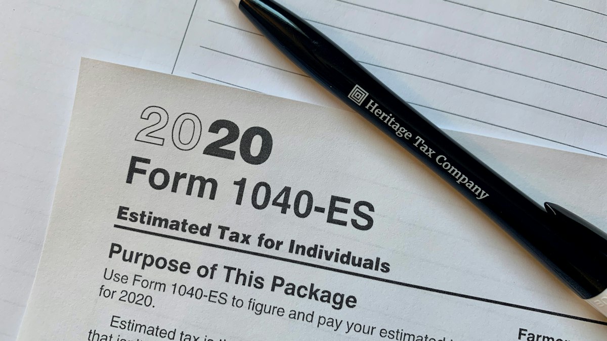 Cupom fiscal exibindo itens e tributos em máquina registradora