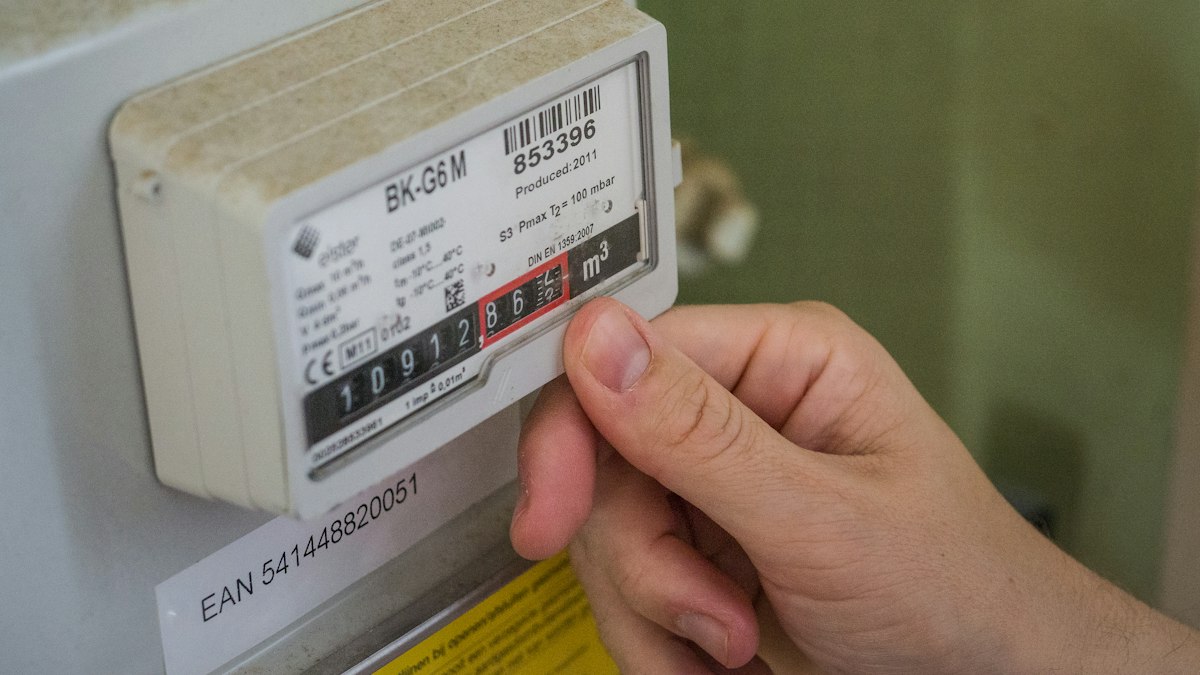 Consumidor analisa fatura de energia com calculadora ao lado