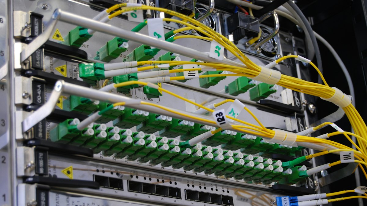 Técnicos verificam cabos de fibra óptica em centro urbano