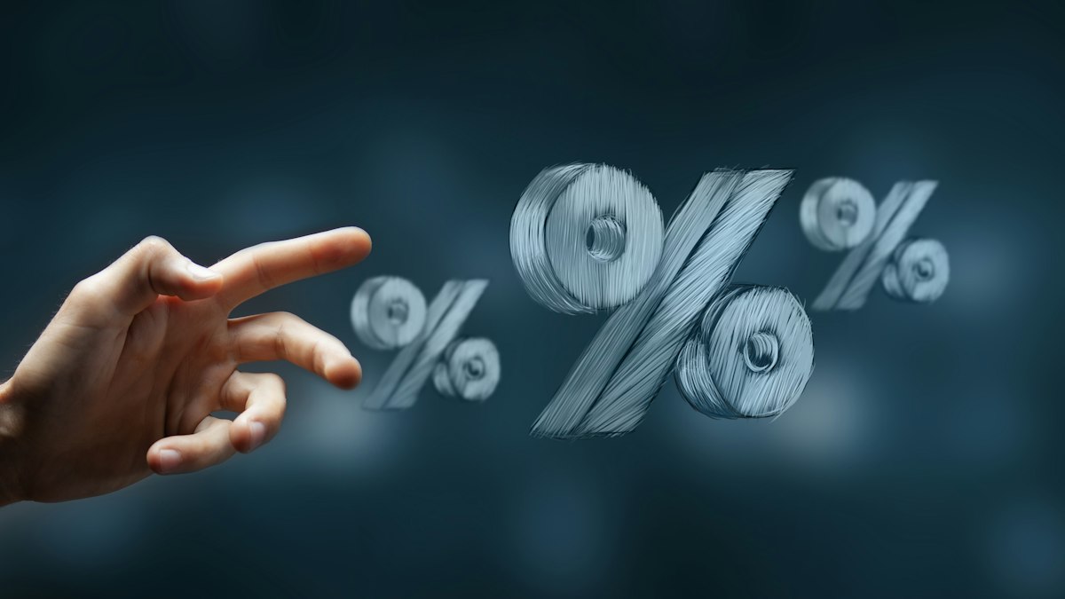 Gráfico de curvas de juros com pontos diários, mensais e anuais