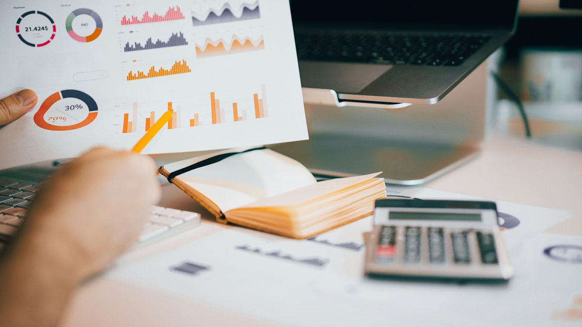 Planilha financeira com fórmulas e indicadores destacando correção e juros