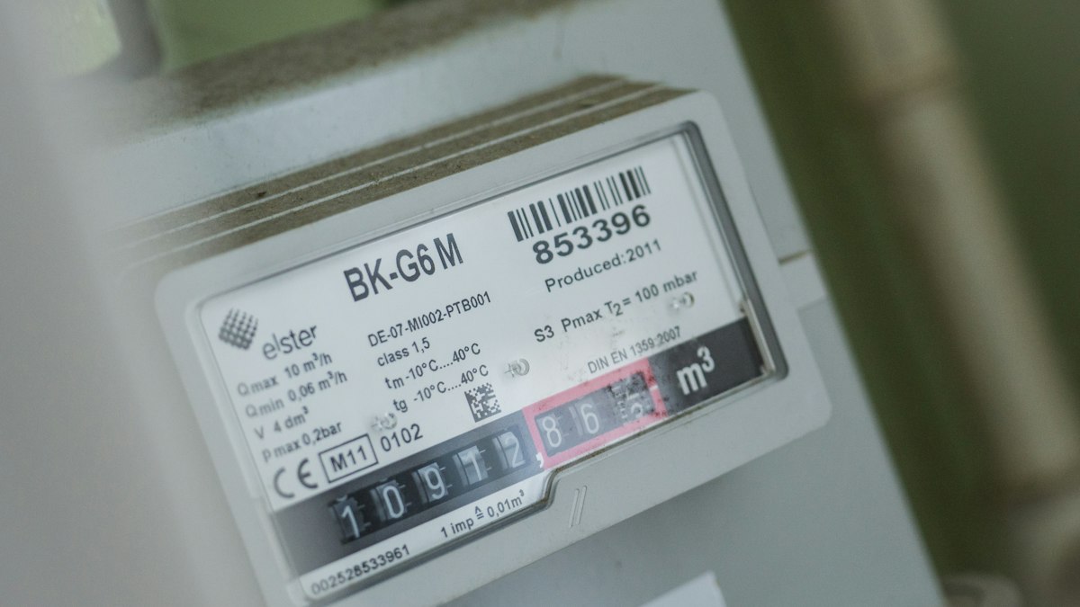 Empresário analisando conta de luz com gráficos e planilhas financeiras
