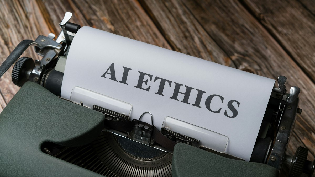 Equipe jurídica e técnica analisando logs e metadados para auditoria