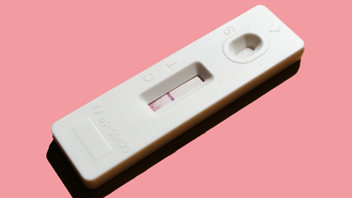 Kit de teste de DNA sobre mesa com documentos jurídicos
