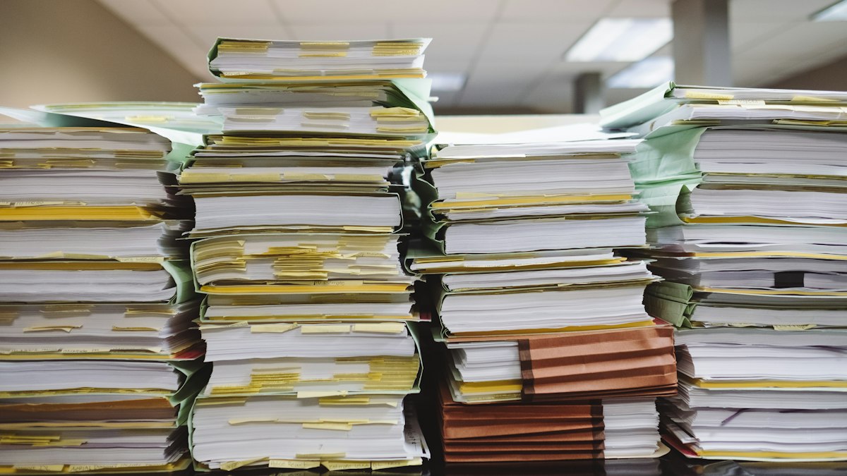 Audiência com documentos e cálculo de custas sobre a mesa do advogado