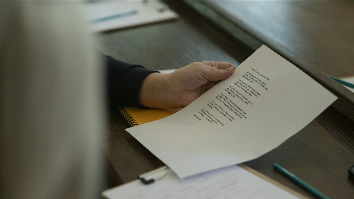 Pessoa apresenta comprovantes de renda e despesas para análise de gratuidade
